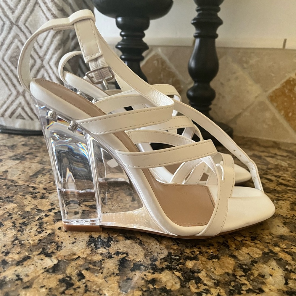 Neila clear wedge